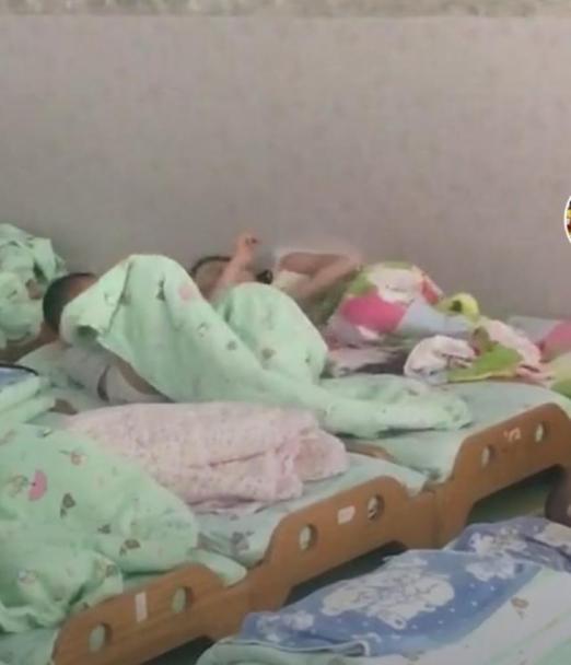 监控拍下幼儿园午休时一幕，老师将其发给家长，家长哭笑不得