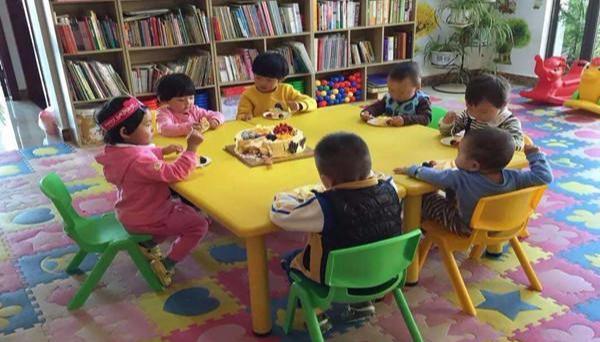 妈妈看到儿子幼儿园的照片，顿时心酸了，立马给孩子转学