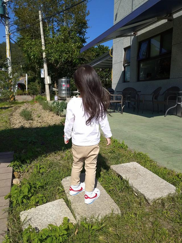 欧弟妻子带女儿们晒太阳，二胎的嘟嘟嘴和欧弟简直一模一样！