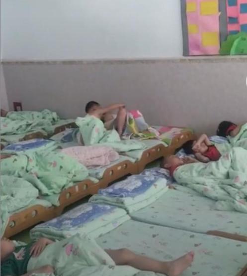 监控拍下幼儿园午休时一幕，老师将其发给家长，家长哭笑不得