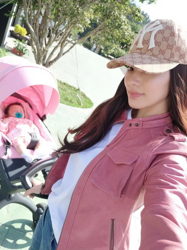 欧弟妻子带女儿们晒太阳，二胎的嘟嘟嘴和欧弟简直一模一样！