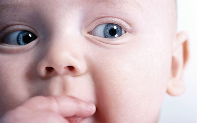 宝宝多大开始刷牙适合？乳牙萌出前，该如何给宝宝清洁口腔？