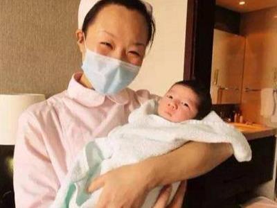 爸爸姓蒋，给孩子起名字，医生护士拍手称赞，夸宝爸有才！