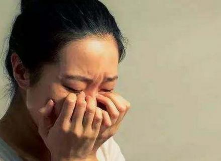 婴儿一出生就有三只手，家人哭成一团，母亲随后的做法让人感动