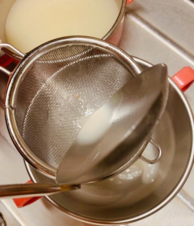 谢娜给双胞胎女儿做鱼汤面辅食，明星辣妈秀厨艺！