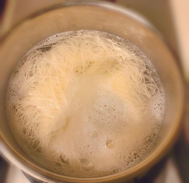 谢娜给双胞胎女儿做鱼汤面辅食，明星辣妈秀厨艺！