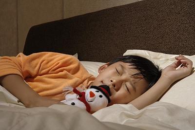孩子晚睡长不高？儿科专家：这2个因素，才是影响孩子身高的关键