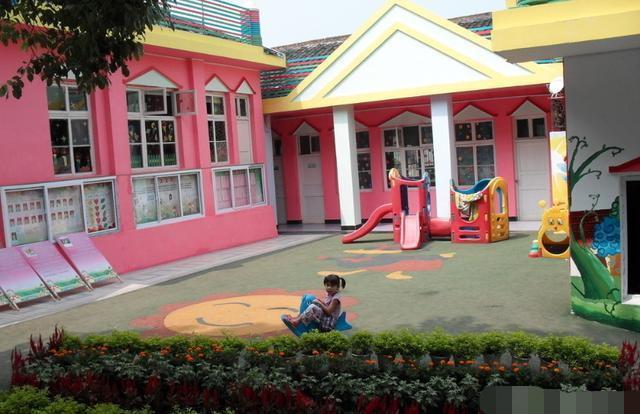 幼儿园老师要孩子带植物,妈妈生气了,第二天拉了两棵树过去