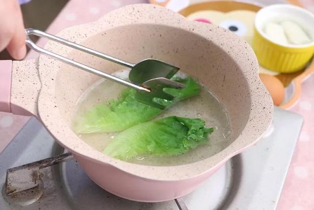 软嫩可口、营养丰富、简单快手，挤出来的肉肉面，宝宝吃得超满足