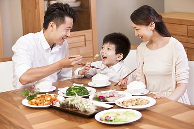 孩子有这3种情况，暗示要长高！家长抓住机会，孩子猛蹿一大截儿