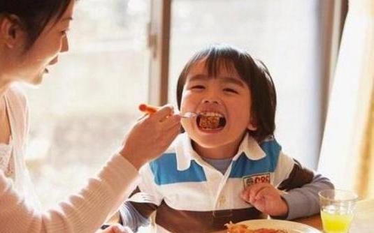 孩子积食就像“牛皮糖”，甩也甩不掉，教你2招，清理积食强脾胃
