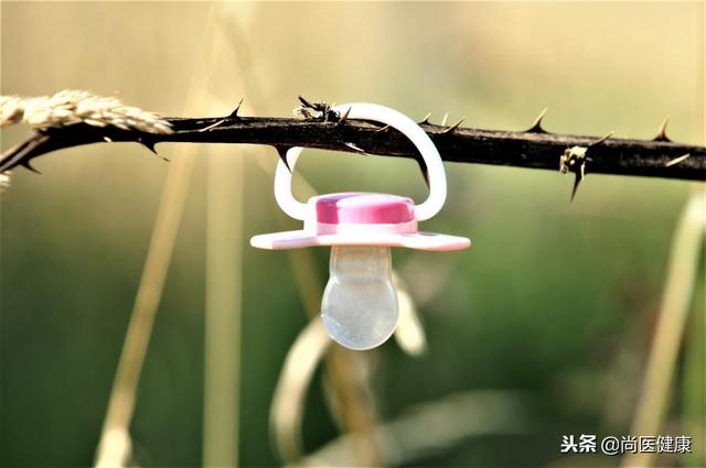 育儿知识，小奶嘴大知识，宝宝的奶嘴用错了会造成这几种伤害