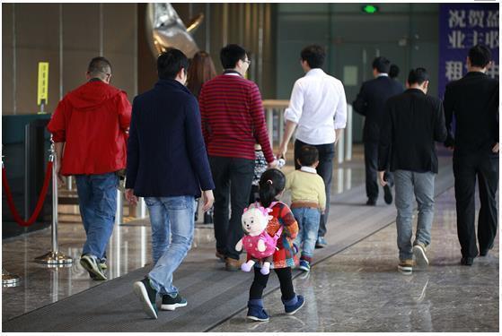人贩子当街拐走1岁宝宝，心理学家坦言：这3种妈妈，最容易被盯梢