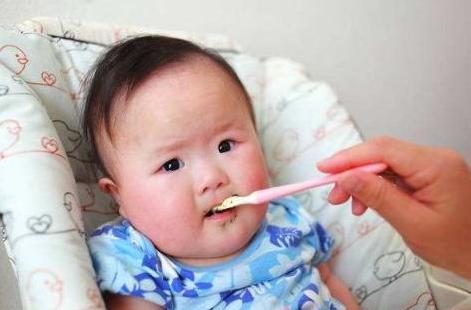 孩子积食就像“牛皮糖”，甩也甩不掉，教你2招，清理积食强脾胃