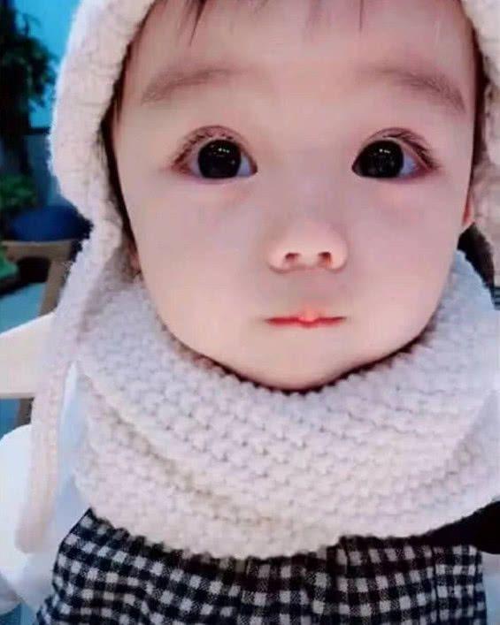 3岁女儿去幼儿园上学，吸引众人围观，网友：神仙颜值