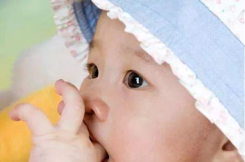 宝宝「吃手」是为了告诉爸爸妈妈这个重要的信息……