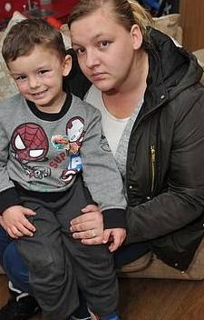 带4岁儿子出门逛街，路人们纷纷躲避，母亲看后心碎了