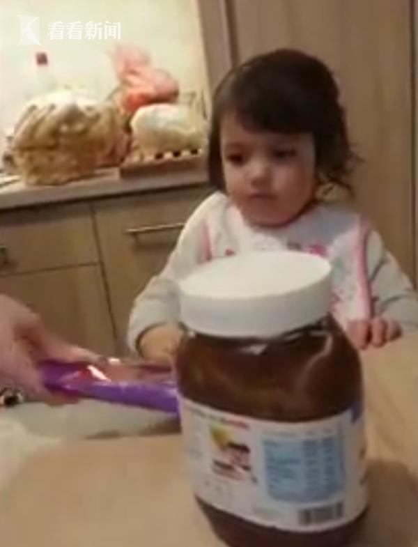 这是哪路仙女？小女孩被喂巧克力一脸嫌弃 看到蔬菜才眉开眼笑