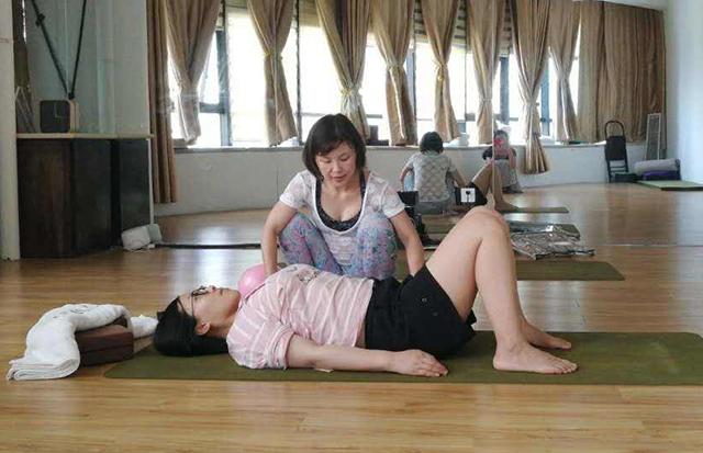 为什么生完孩子，骨架变大，再瘦也有小肚子，你产后恢复没做到位