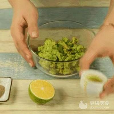 牛油果草莓塔的做法