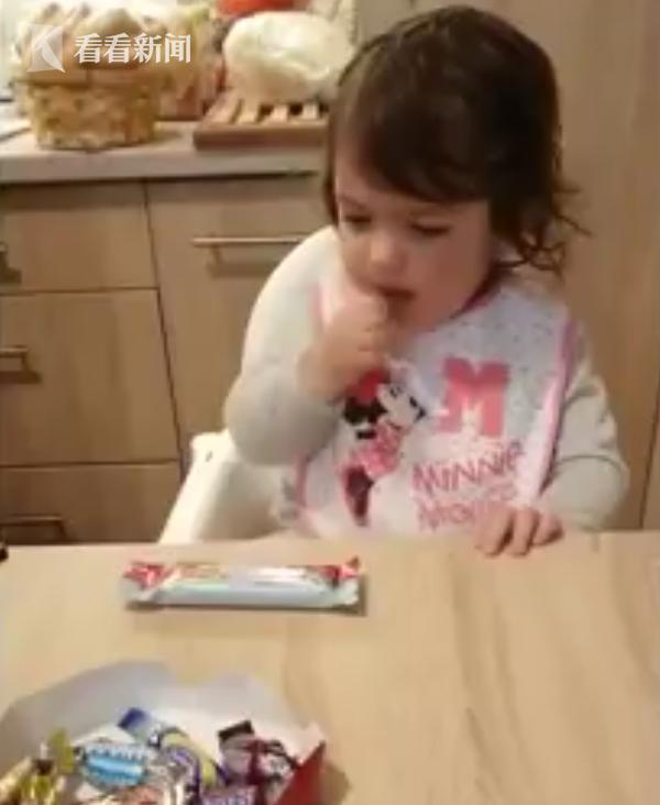 这是哪路仙女？小女孩被喂巧克力一脸嫌弃 看到蔬菜才眉开眼笑