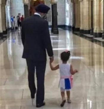 2岁小女孩吵着要见国防部长，不料她还真见到了