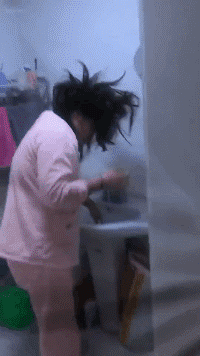 孩子老不爱吃饭多半是惯的，打一顿就好了！