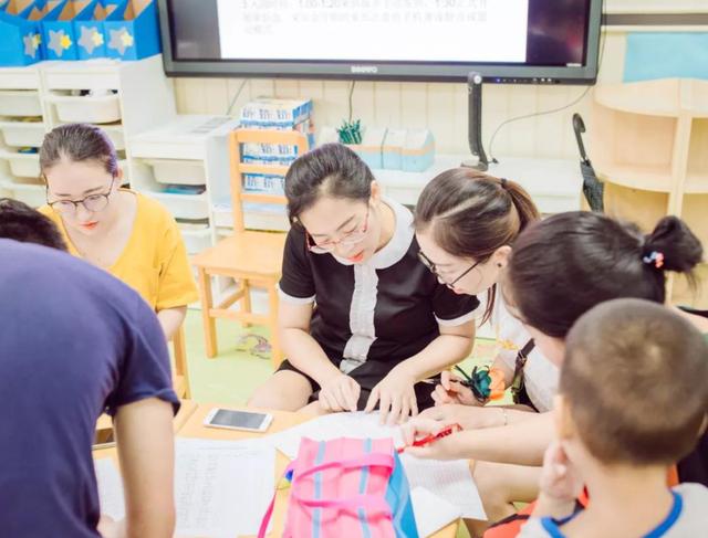 “妈妈，你怎么穿这么土来开家长会？还抱着弟弟去，太丢人了！”