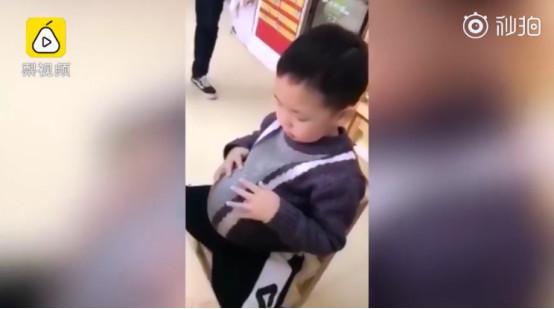 幼儿园老师用气球让孩子体验怀孕，感受妈妈不容易，引发网友热议