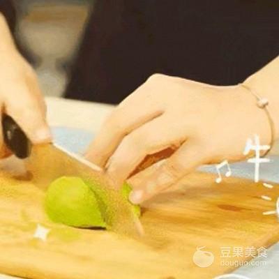 牛油果草莓塔的做法