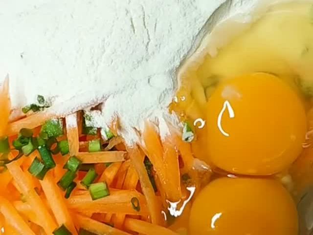 1勺面粉2枚鸡蛋，胡萝卜早餐饼10分钟搞定，补充维生素保护视力！