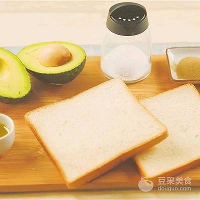 牛油果草莓塔的做法