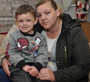 带4岁儿子出门逛街，路人们纷纷躲避，母亲看后心碎了