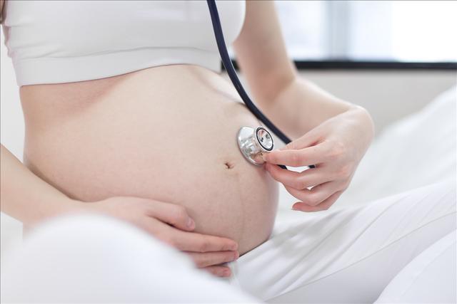 准妈妈玩手机时，胎宝宝在肚子里干啥？