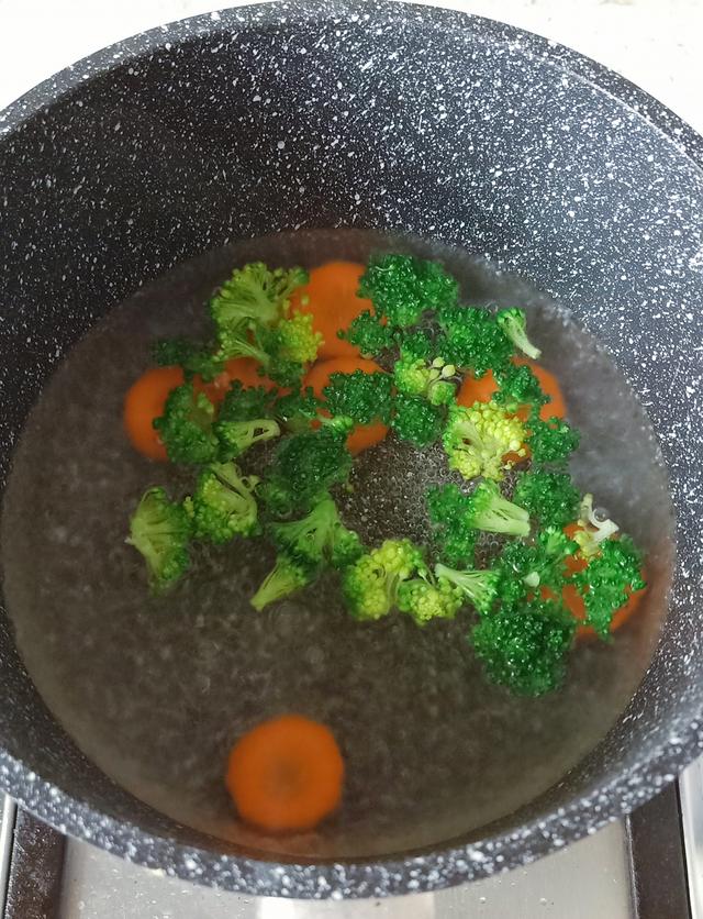 双色鸡蛋卷，宝妈们都能轻松搞定的宝宝营养辅食！