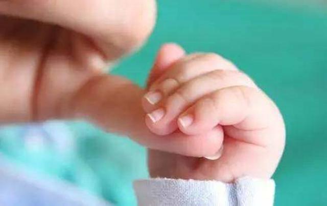 握拳拇指弯曲就是拇指内扣？答案和你想的不一样，家长别再焦虑了