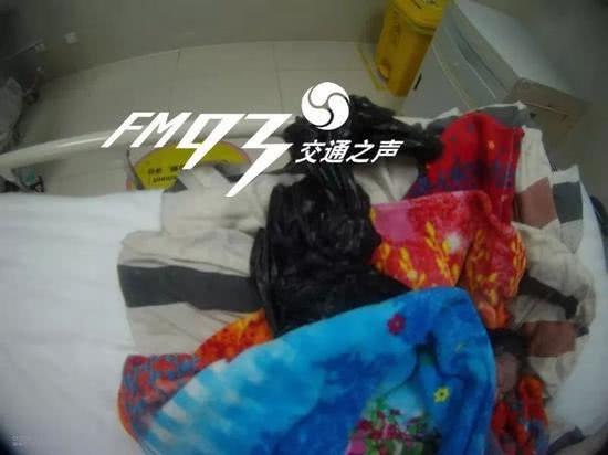 女子半夜在家生下孩子后疼晕，醒来发现孩子被老公扔到垃圾桶丢了