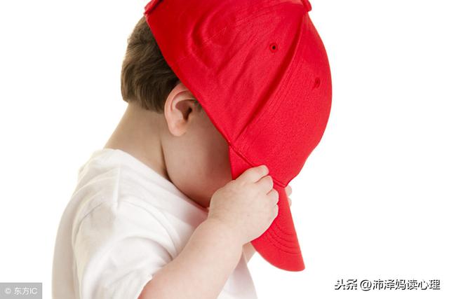 你知道胆小的孩子最缺少的是什么吗？孩子胆小多是父母的错