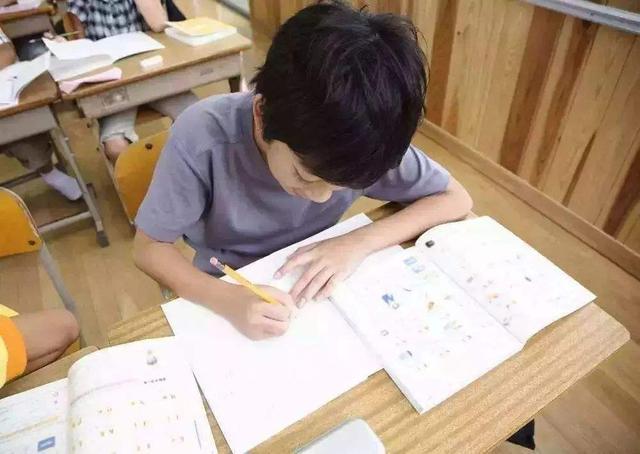 当孩子向你要钱时，你的回应将影响他们的情商，决定他们的格局