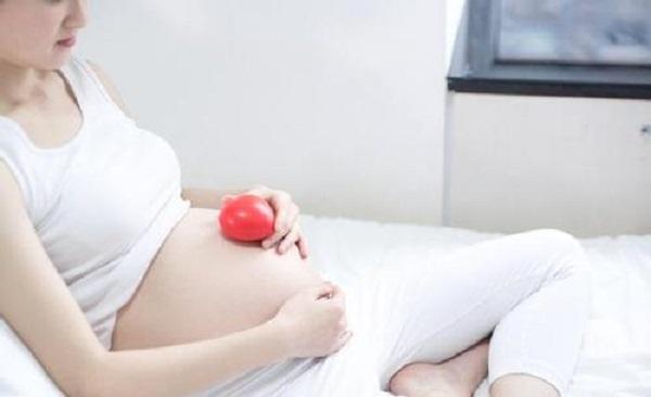 孕期亲热对夫妻和胎儿各有什么好处？科学给出答案：这是三赢局面