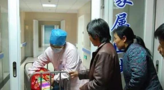 28岁宝妈刚出月子，大出血遭切除子宫，丈夫自责大哭：是我的错