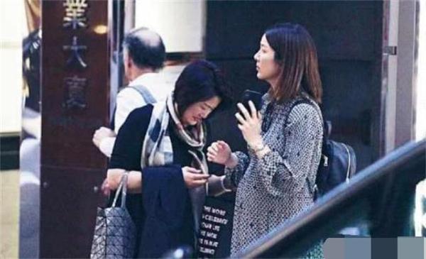李亚男挺9个月孕肚外出购物，气色佳心情好，妈妈在旁拎包很温馨