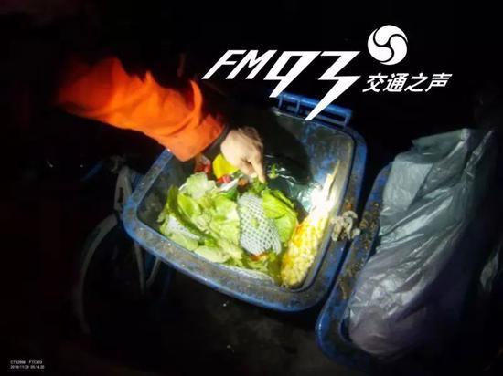 女子半夜在家生下孩子后疼晕，醒来发现孩子被老公扔到垃圾桶丢了