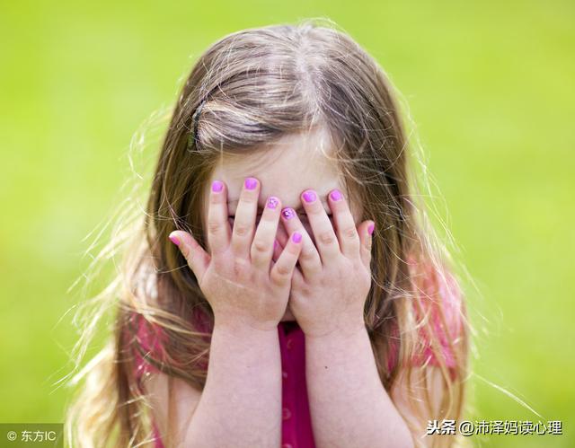 你知道胆小的孩子最缺少的是什么吗？孩子胆小多是父母的错