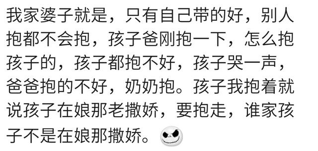 生宝宝后婆婆给你抢带孩子吗？宝妈：除了吃奶摸不到是个安抚奶嘴