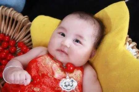 生宝宝后婆婆给你抢带孩子吗？宝妈：除了吃奶摸不到是个安抚奶嘴