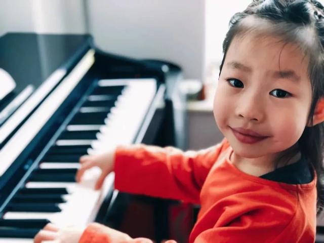 孩子祈祷砸掉钢琴，妈妈深思后做了选择，2年后竟考出钢琴10级！