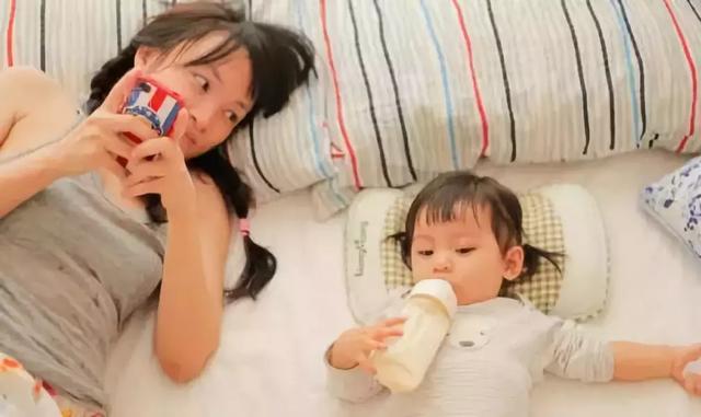 晚上带宝宝睡觉，能不能把手机放在床头？