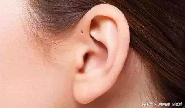 8个月男婴耳旁长“聪明孔”，挤出的白浓发臭，医生：别乱碰！