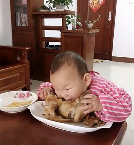 孩子饿醒后哭了，卧室里却没找到孩子，宝妈走到客厅笑得停不下来